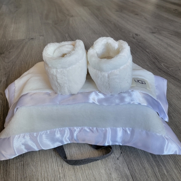 UGG Infant Bixbee and Lovely Blanket - Picture 3 of 9